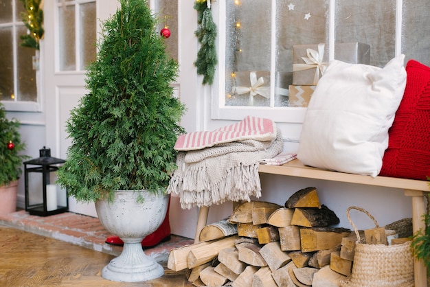 Arbre de Noël et oreillers sur un banc en bois