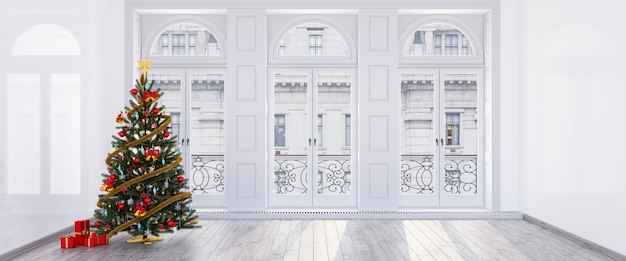 Arbre de Noël avec des ornements rouges et dorés et des coffrets cadeaux rouges devant trois fenêtres blanches dans une pièce