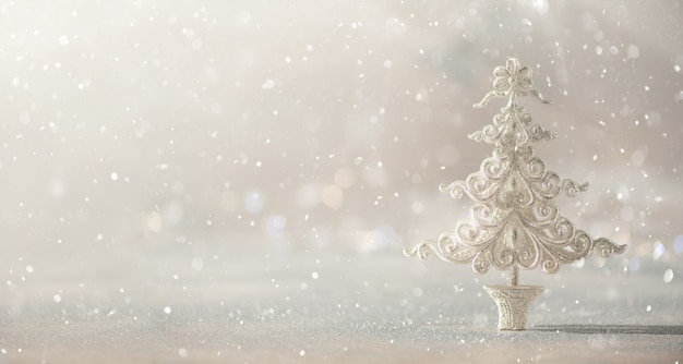 Arbre de Noël de paillettes d&#39;argent sur fond gris avec des lumières bokeh, espace de la copie.