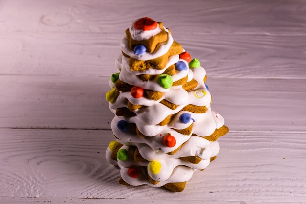 Arbre de Noël de pain d'épice sur la table en bois rustique