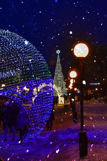 Photo arbre de noël sur la place principale de la ville