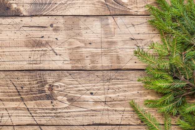 Arbre de noël sur planche de bois