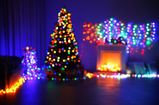 Arbre de Noël près de la cheminée et autre décor dans la chambre