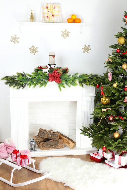 Arbre de Noël près de la cheminée dans la chambre