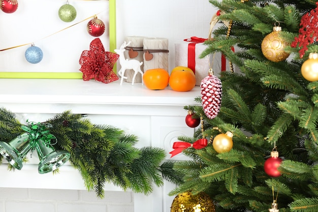 Arbre de Noël près de la cheminée dans la chambre