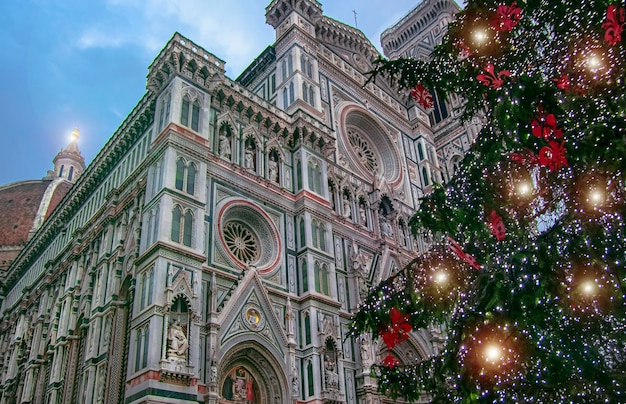 Arbre de Noël près de Santa Maria del Fiore l'église principale de Florence