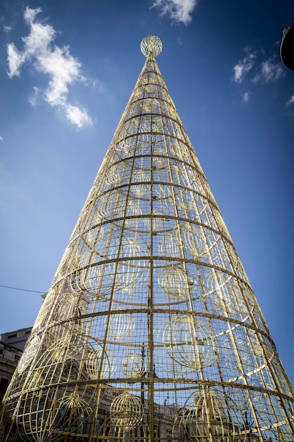 Arbre de Noël à puerta del sol, image de la ville de Madrid, son architecture caractéristique