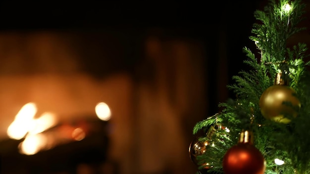 L'arbre de Noël s'allume au feu dans la cheminée décoration de réveillon ou de Noël