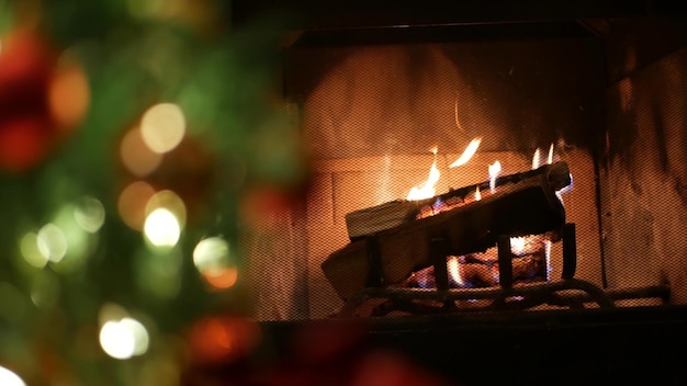 L'arbre de Noël s'allume au feu dans la cheminée Nouvel an ou décoration de Noël en pin