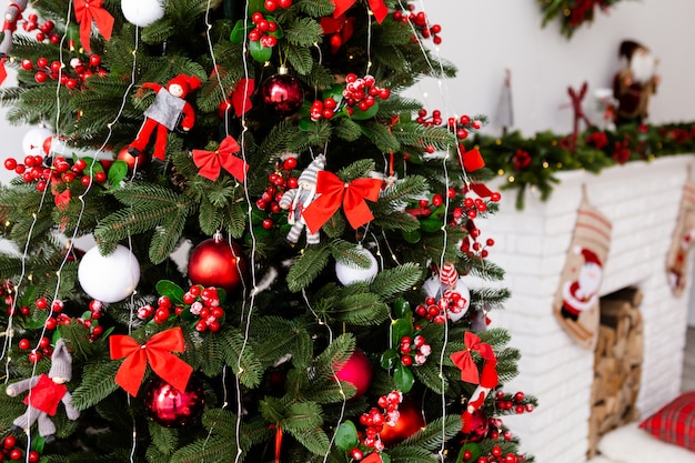 L'arbre de Noël se tient près des cadeaux