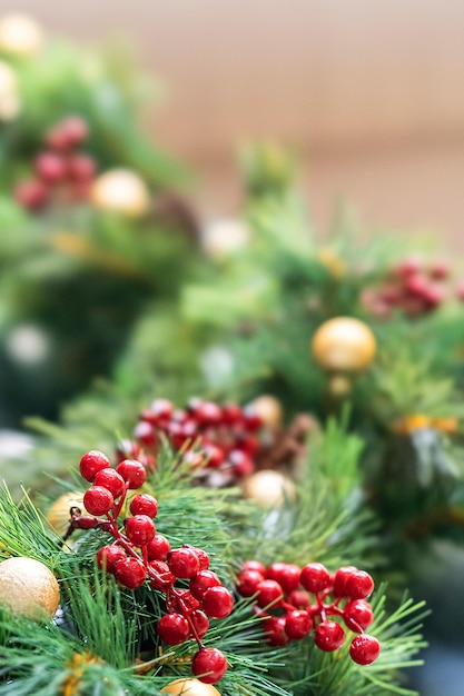 Photo arbre de noël et ses ornements bien décorés situés à bandung, en indonésie