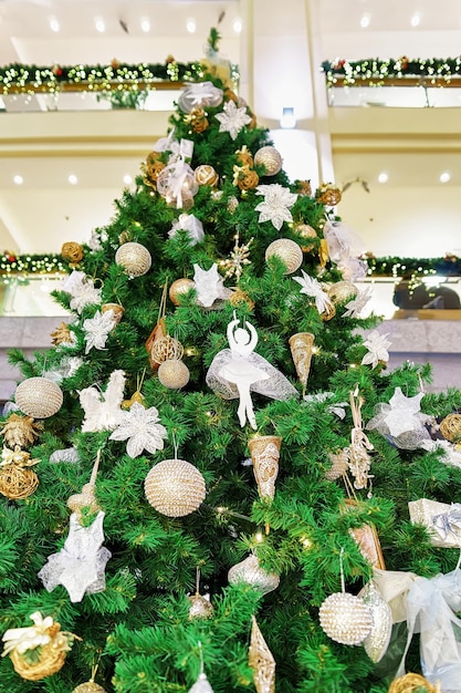 Arbre de Noël situé au Galerija Centrs dans le vieux Riga, Lettonie. Le centre commercial a été construit en 1938. Mise au point sélective