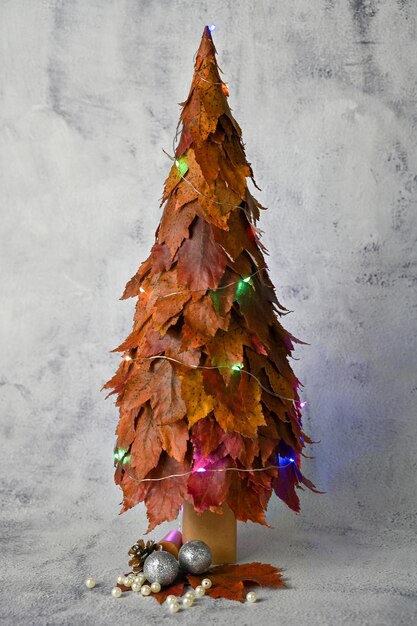 Arbre de Noël stylisé fait de feuilles d'automne