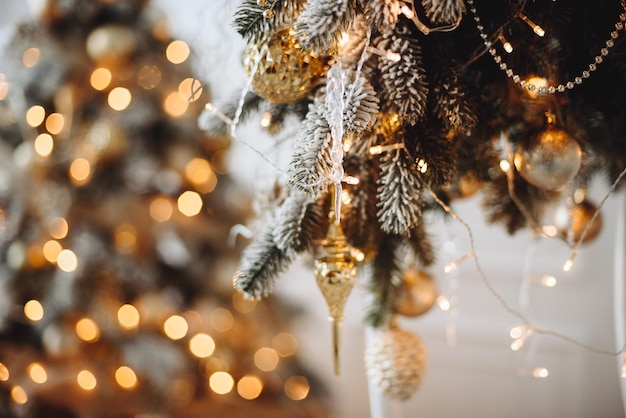 Arbre de Noël suspendu jouet doré du côté droit arrière-plan flou avec Golden Bokeh