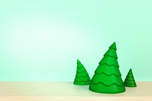 Arbre de Noël sur une table en bois devant le fond bleu.