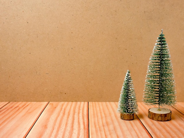 Arbre de Noël sur table en bois pour le concept de vacances
