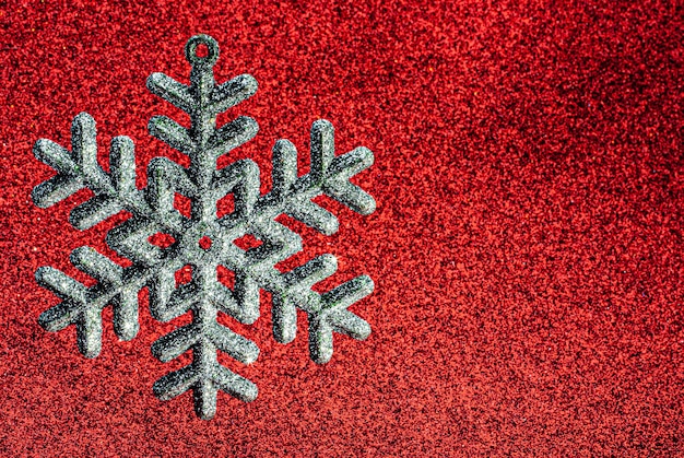 Arbre de Noël toysnowflake sur fond brillant