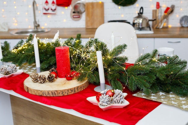 Arbre de Noël vert, décoré de boules, décorations de Noël, guirlandes jaunes. Décorations du nouvel an dans la cuisine. Nouvelle année. Décorations dans la maison pour Noël.