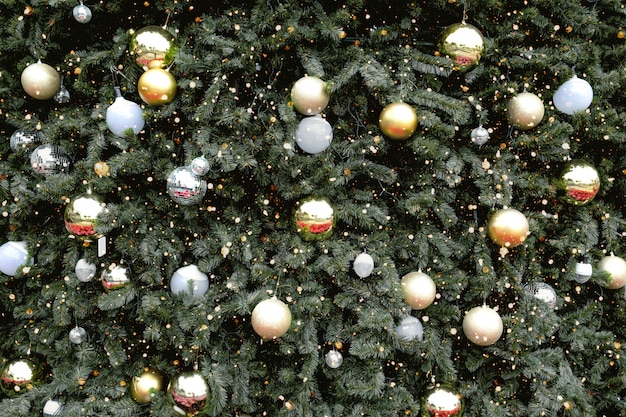 Arbre de Noël vintage avec ornement de boule d'or et décoration, lumière scintillante. Fond de vacances de Noël et du nouvel an. ton de couleur vintage.