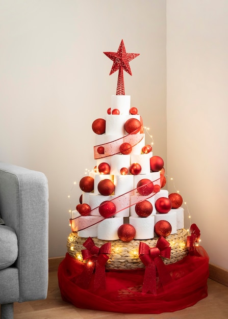 Arbre de papier toilette de Noël avec étoile rouge