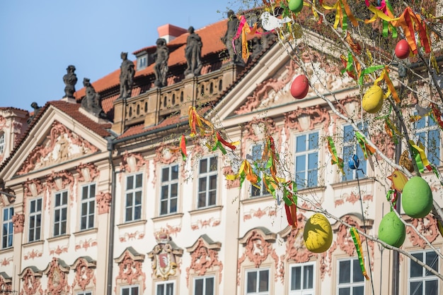 Arbre de Pâques avec des décorations de ruban et d'oeufs dans les rues avec des bâtiments historiques en arrière-plan Place de la vieille ville Prague République tchèque copie espace