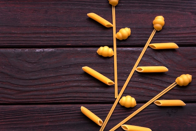 Arbre à pâtes sur la table