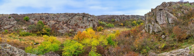 Arbres d'automne et gros rochers autour