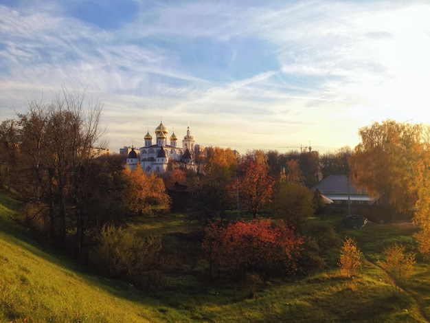 Photo des arbres et des bâtiments contre le ciel en automne