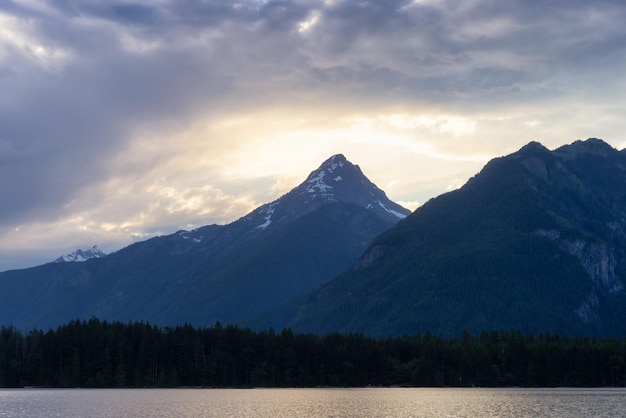 Arbres de lac et montagnes dans le paysage canadien