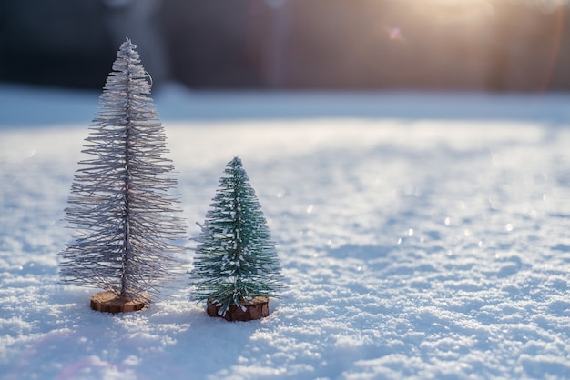 Arbres de Noël sur la bannière de vacances d'hiver de neige, carte de voeux de Noël et du nouvel an avec espace de copie