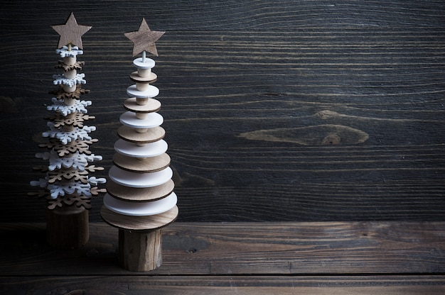 Photo arbres de noël en bois sur fond en bois rustique