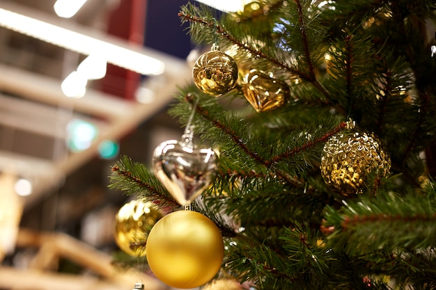 Arbres de Noël avec des boules jaunes et rouges