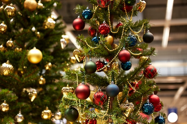 Arbres de Noël avec des boules jaunes et rouges