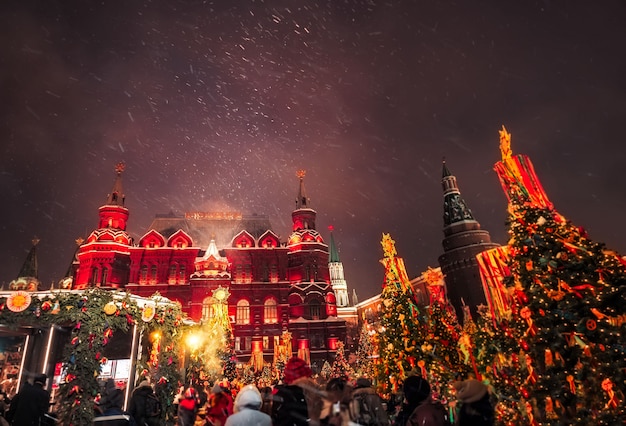 Arbres de Noël décorés en l&#39;honneur de la semaine du mardi gras à Moscou, près de la place Rouge. Beau paysage de vacances avec des arbres de Noël de décorations de vacances.