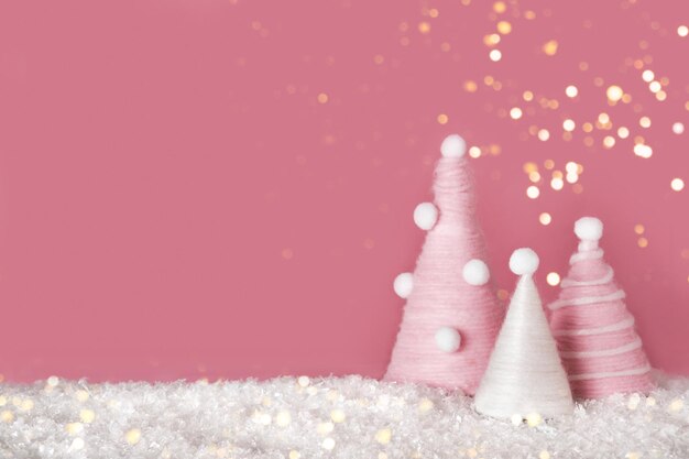 Photo les arbres de noël diy sont faits de fil rose sur fond rose décor de noël écologique moelleux