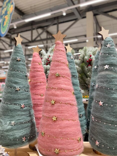 Photo des arbres de noël en laine rose et bleue