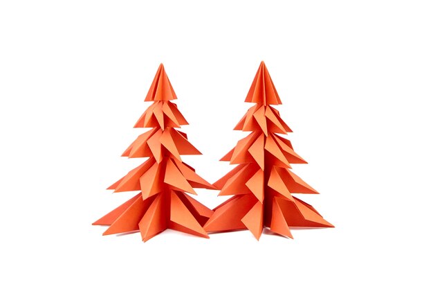 Arbres de Noël de papier rouge isolés sur blanc