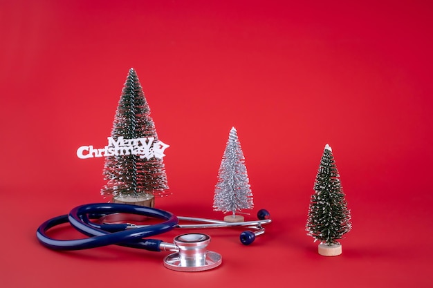 Arbres de Noël un stéthoscope et l'inscription Joyeux Noël