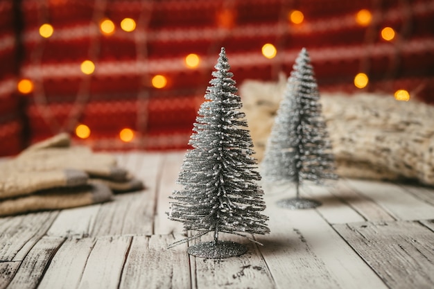 Arbres de Noël sur table en bois avec fond de nouvel an