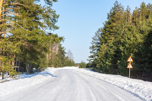 Arbres noirs sur fond de neige blanche sur une route d'hiver enneigée vue NEIGE Photo de haute qualité