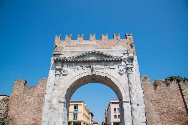 Arc d'Auguste porte romaine et point de repère historique de Rimini Italie