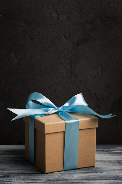 Arc bleu avec boîte à cadeaux faite main