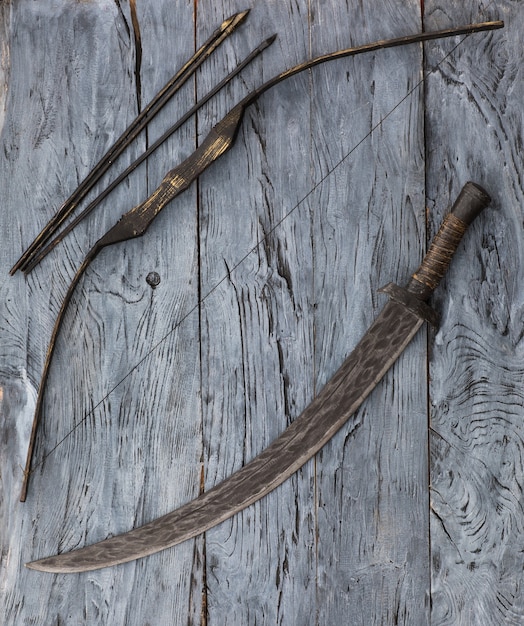 arc en bois ancien sur fond de bois