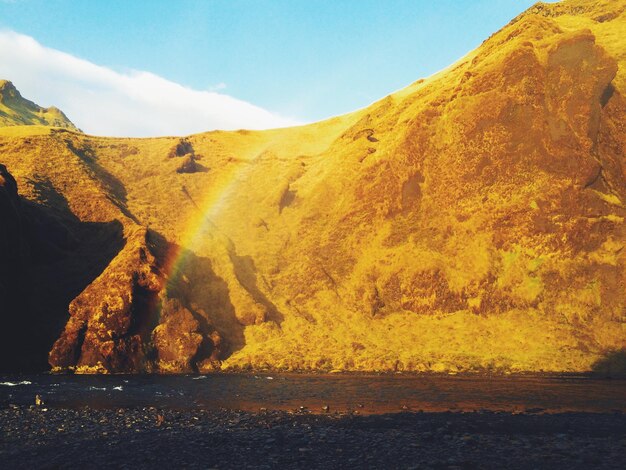 Photo l'arc-en-ciel au-dessus de la rivière de la montagne