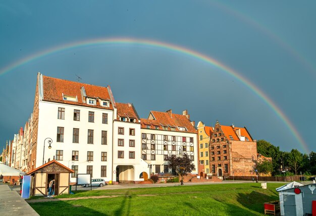 Arc-en-ciel au-dessus de la ville d'Elblag dans la voïvodie de Warmian-Masurian en Pologne