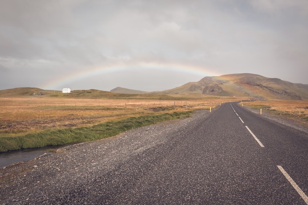 Arc-en-ciel et autoroute islandaise sans fin