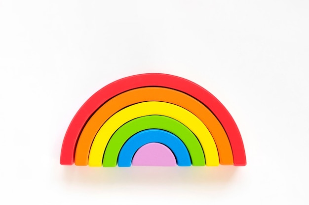 Arc-en-ciel en bois isolé sur fond blanc Puzzle jouet arc-en-ciel LGBT flag gay pride community equal