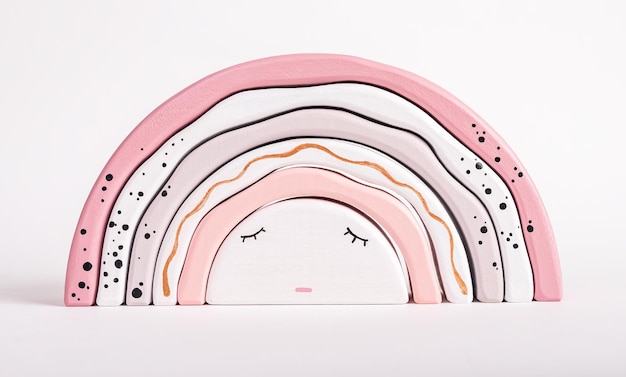 Arc-en-ciel en bois jouet empilable à partir d'arcs Concept de sommeil pour enfants Joli jeu pour tout-petit dans des couleurs pastel roses tendres Développement de la coordination œil-main