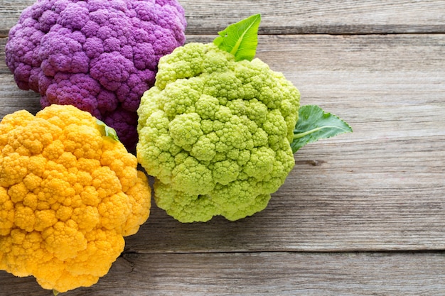 Arc-en-ciel de chou-fleur écologique sur la table en bois.