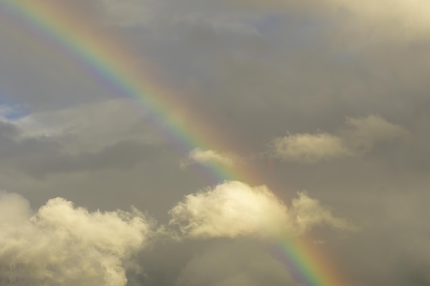 Arc-en-ciel sur un ciel nuageux